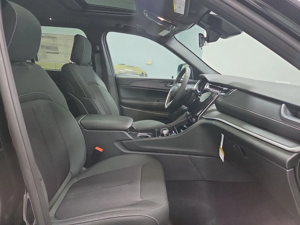 New 2027 High Gloss Black Jeep Laredo X image 10