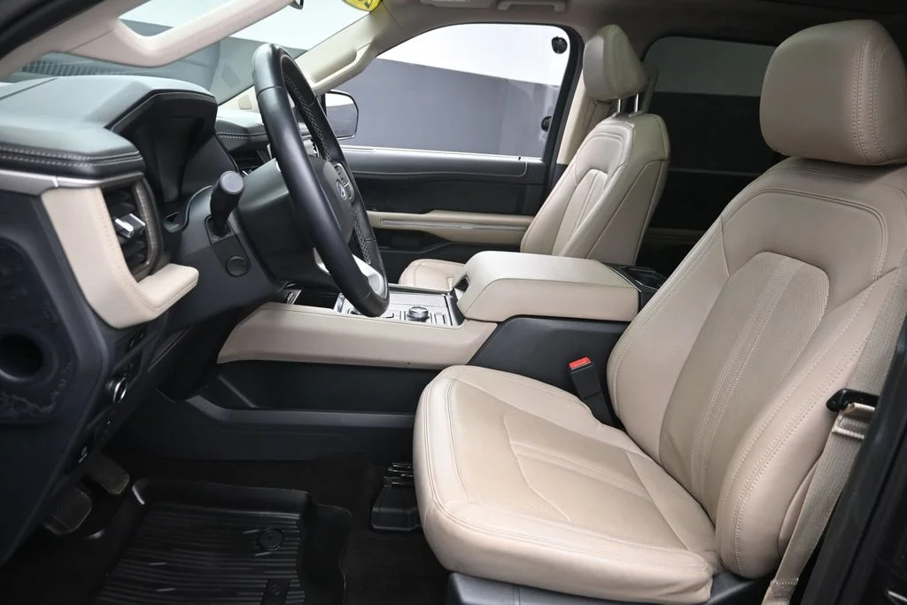 Used 2022  Ford Limited image 17