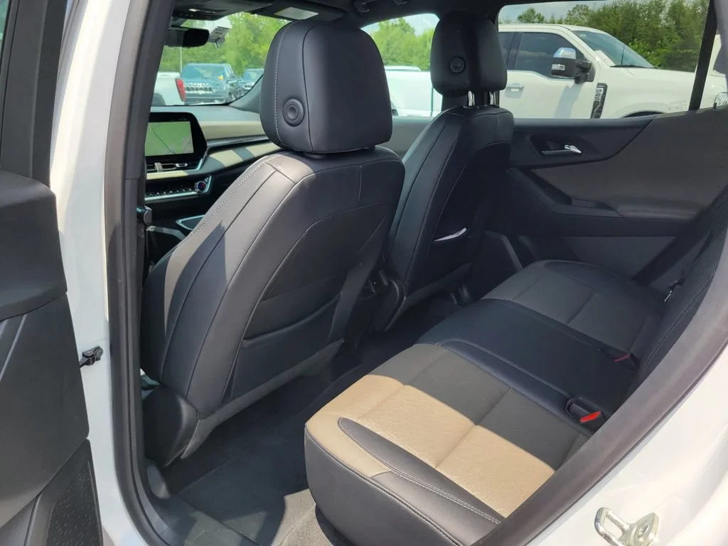 Used 2025 Summit White Chevrolet LT image 14