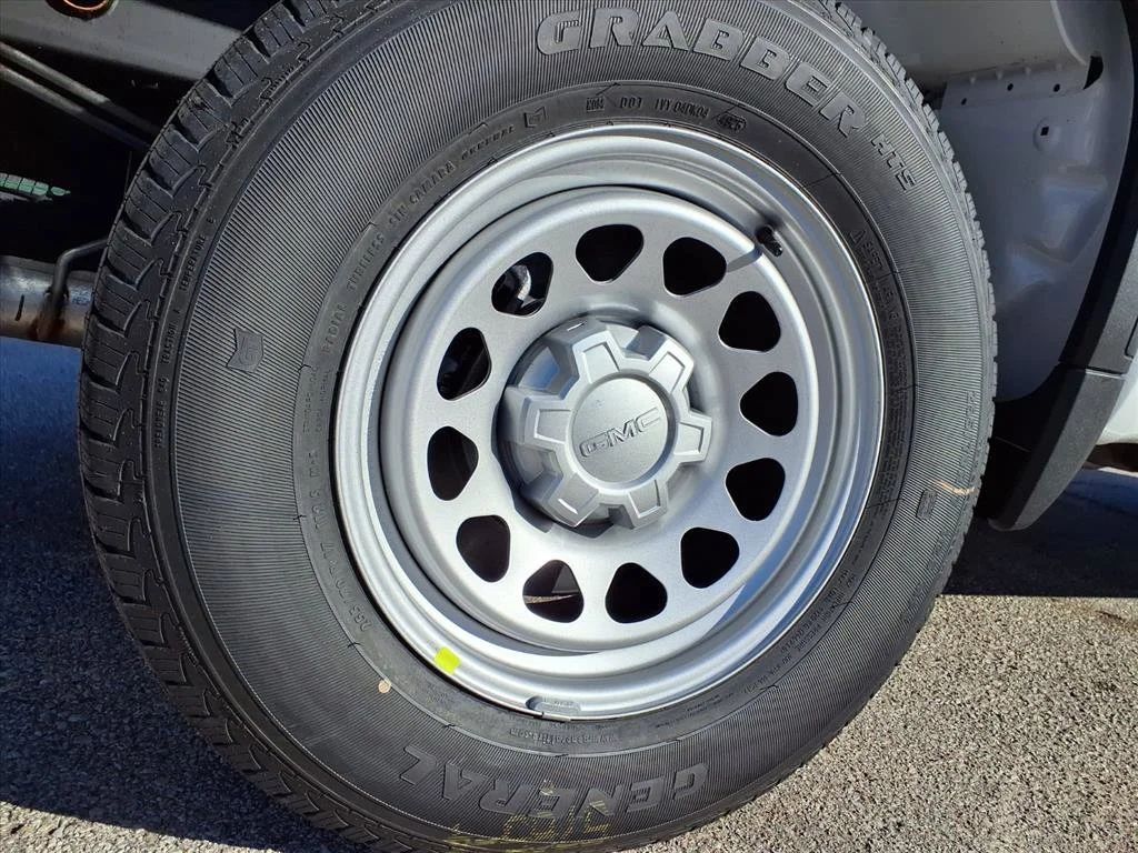 New 2026 Summit White GMC Pro image 22