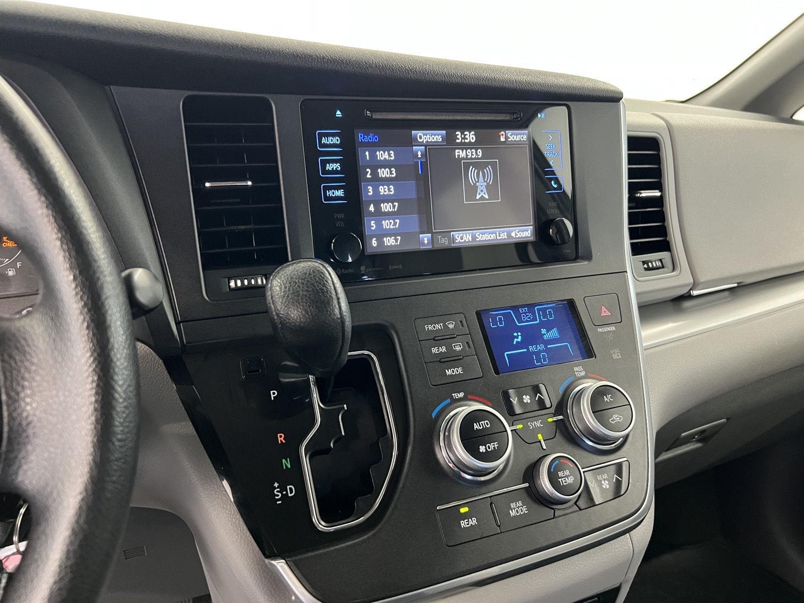 2016 Toyota Sienna LE - Photo 16