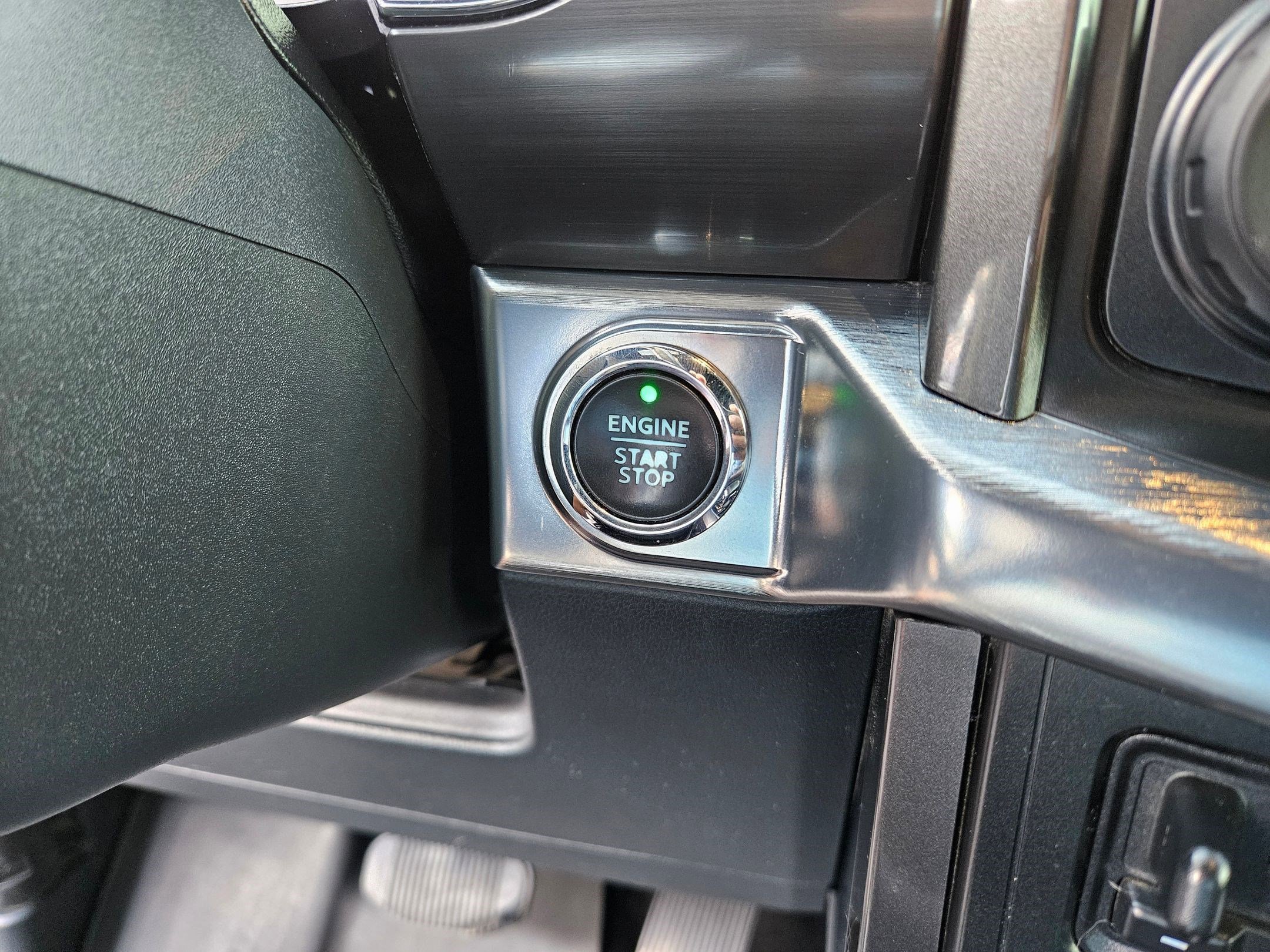 Used 2023 Gray Metallic Ford LARIAT image 18