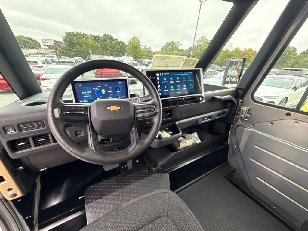 Used 2025 White Chevrolet 600 image 10