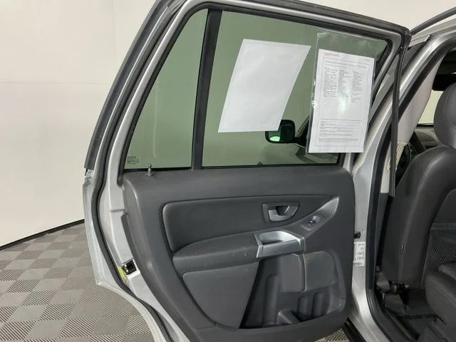 Used 2005 Silver Volvo 2.5T image 22