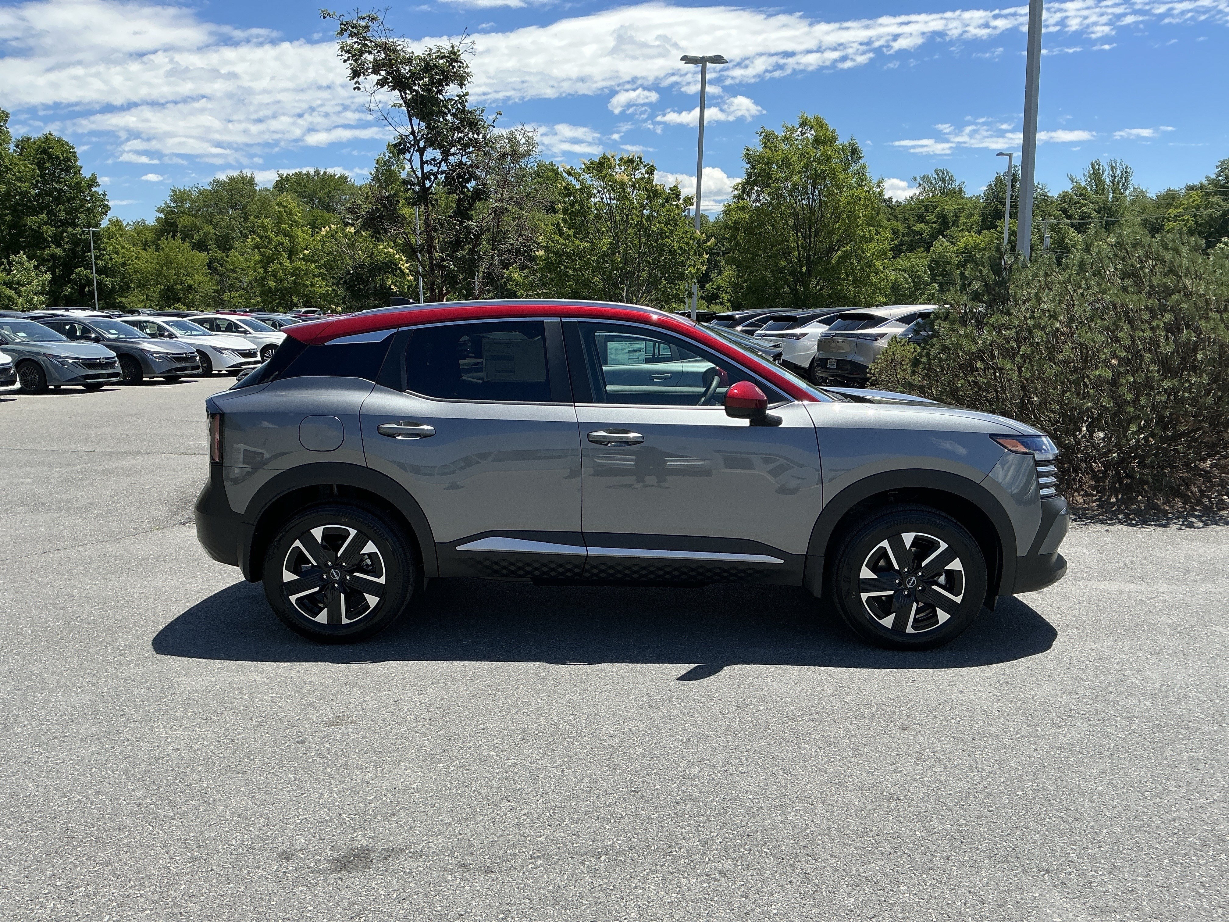 New 2026 Gun Metallic / Scarlet Ember Tintcoat Two-tone Nissan SV image 2