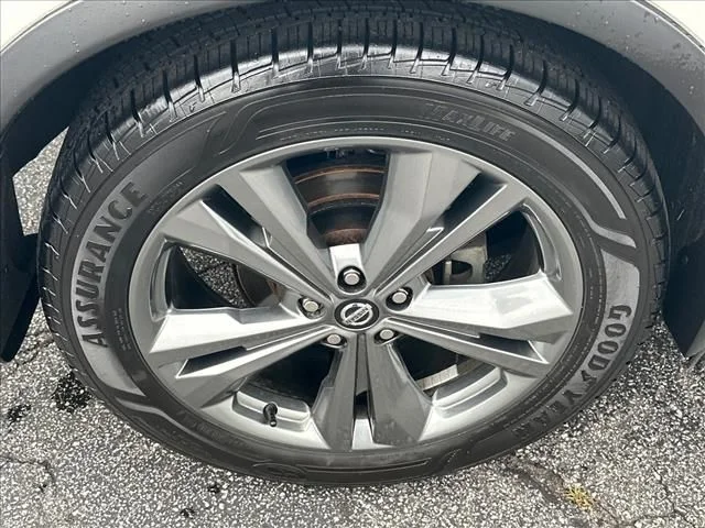 Used 2020 White Nissan Platinum image 35
