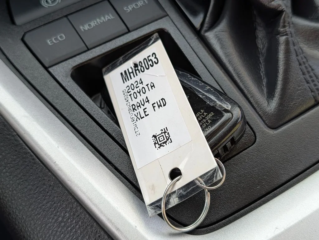 2024 Toyota RAV4 XLE - Photo 32