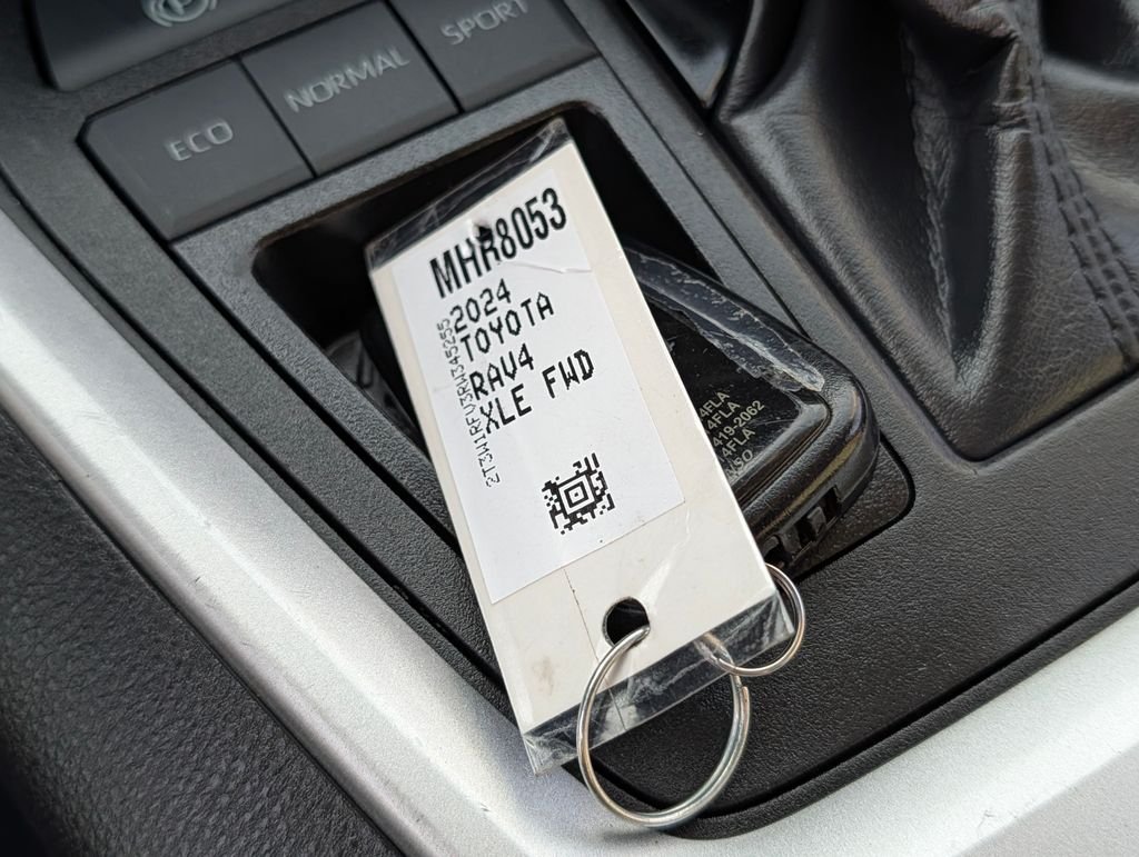 2024 Toyota RAV4 XLE - Photo 32