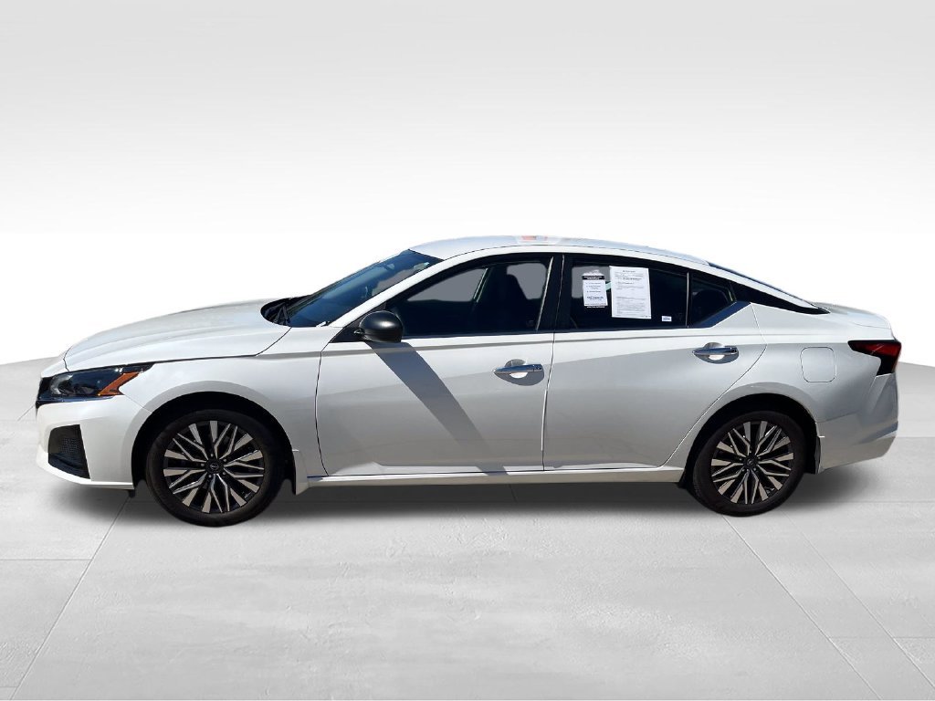 Used 2024 White Nissan 2.5 SV image 2
