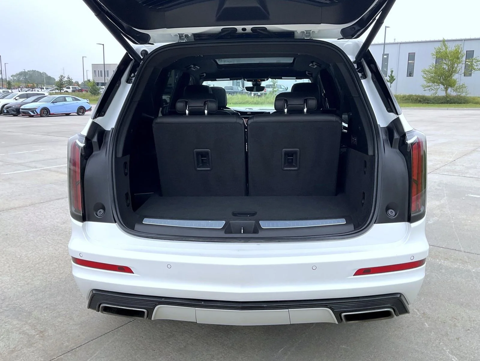 Used 2022 White Cadillac Sport image 9