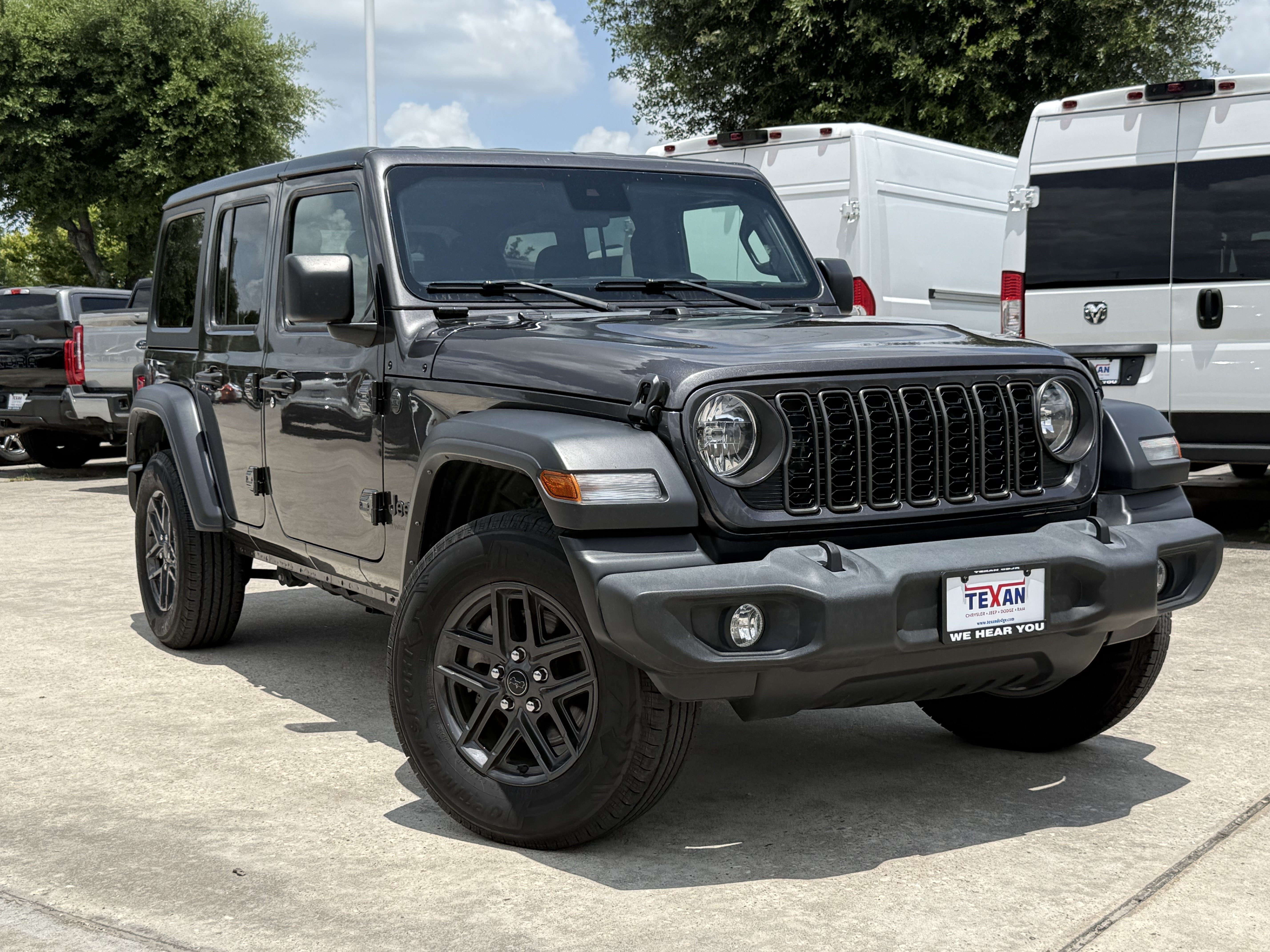 Used 2024 Granite Crystal Metallic Clearcoat Jeep  image 2