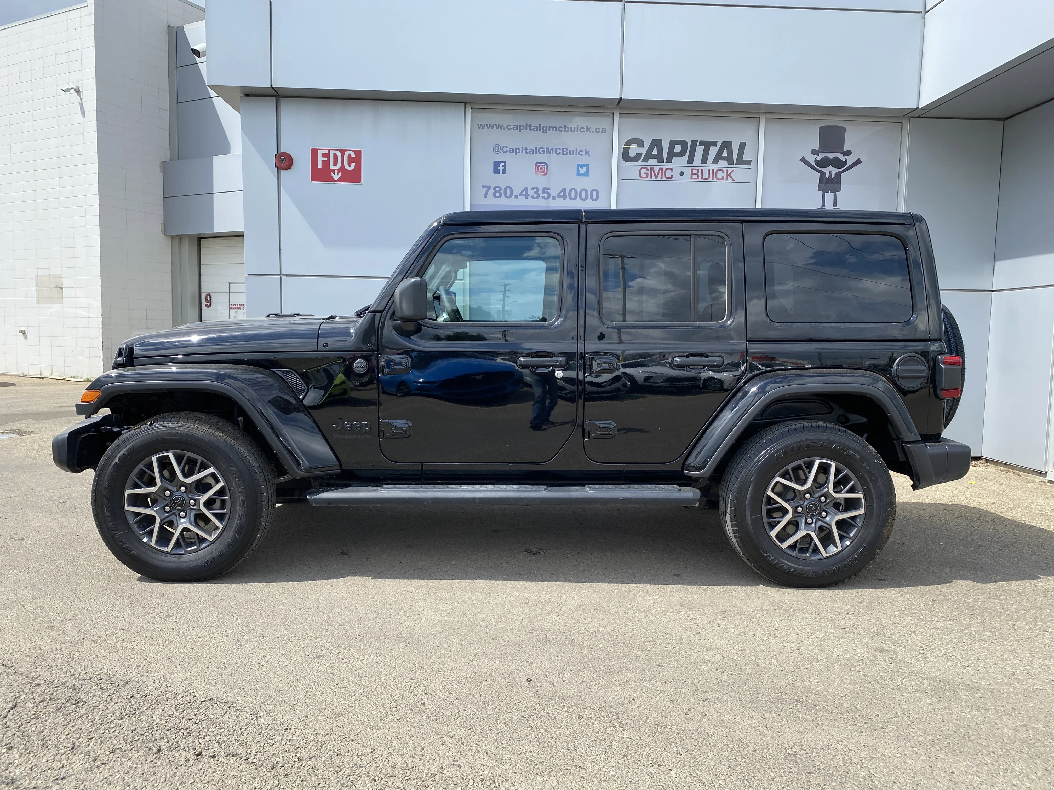 Used 2025 Black Jeep Sahara 4 Door 4x4 * 3.6L V6 * REMOTE STARTER * ADAPTIVE CRUISE * image 2