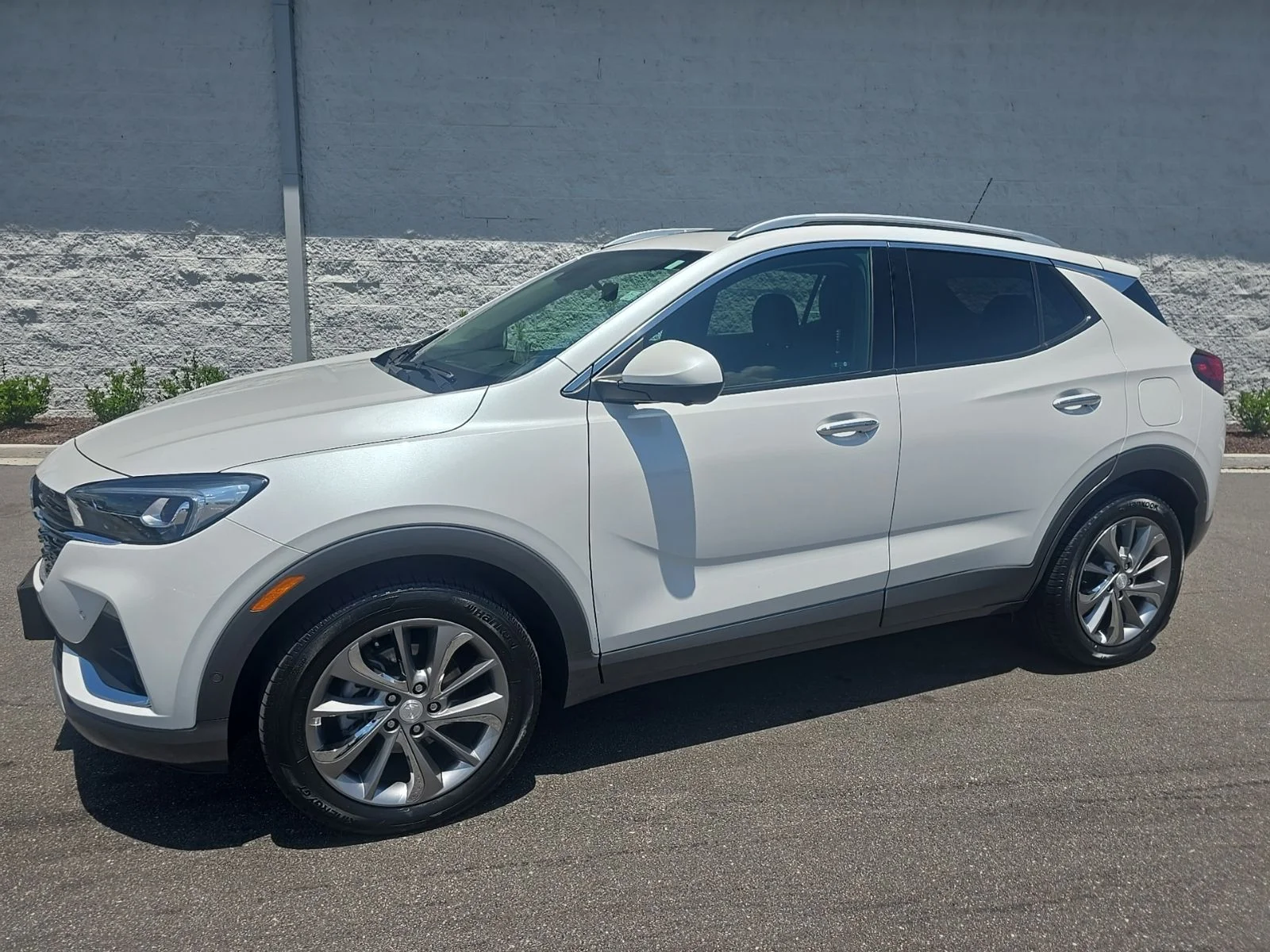 Used 2022 White Frost Tricoat Buick Essence image 1