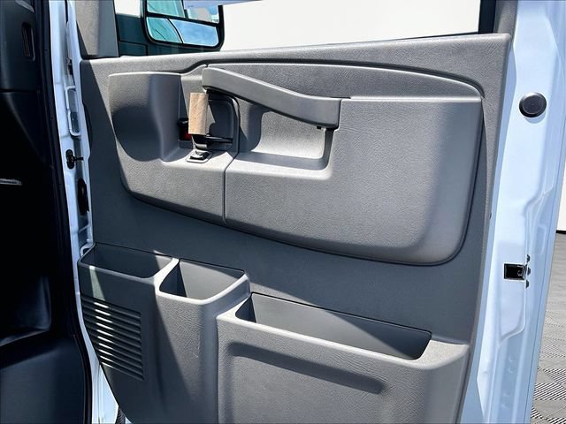 New 2026 Summit White Chevrolet WT image 26