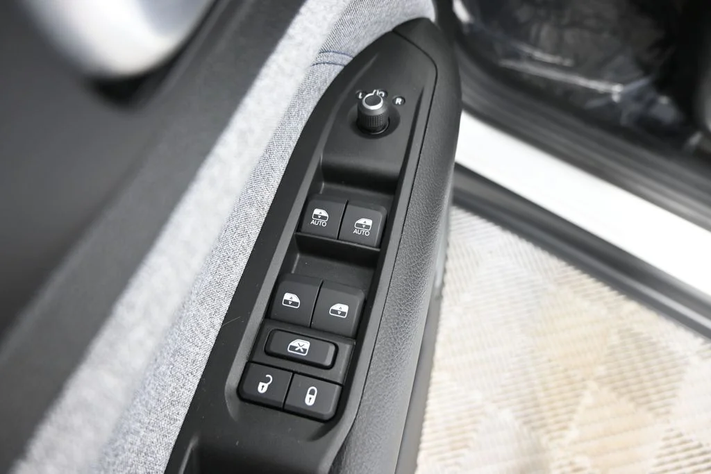Used 2022 White Jeep Latitude image 19