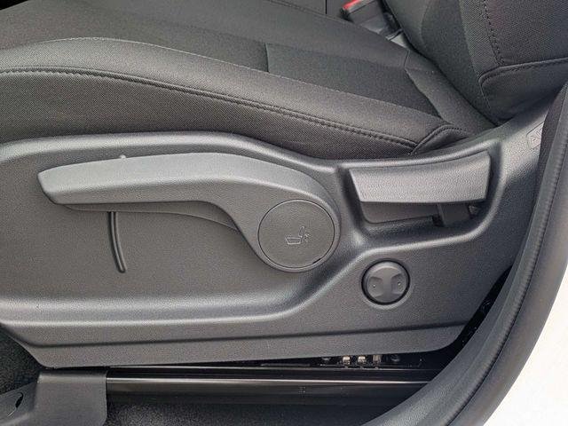 New 2027 White Hyundai SE FWD image 21