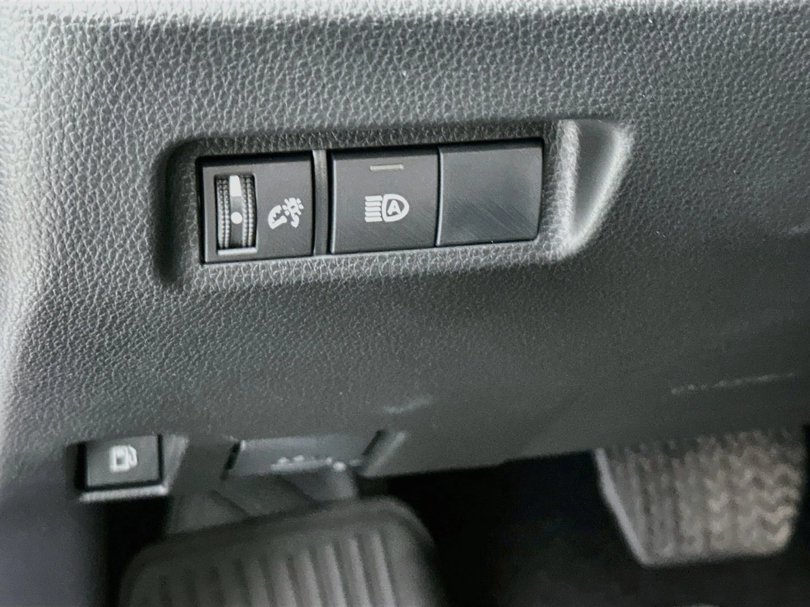 Used 2025 Silver Toyota LE image 10