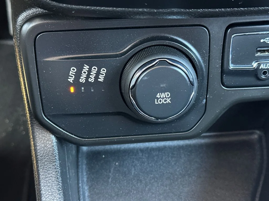 Used 2018 Red Jeep Latitude image 29
