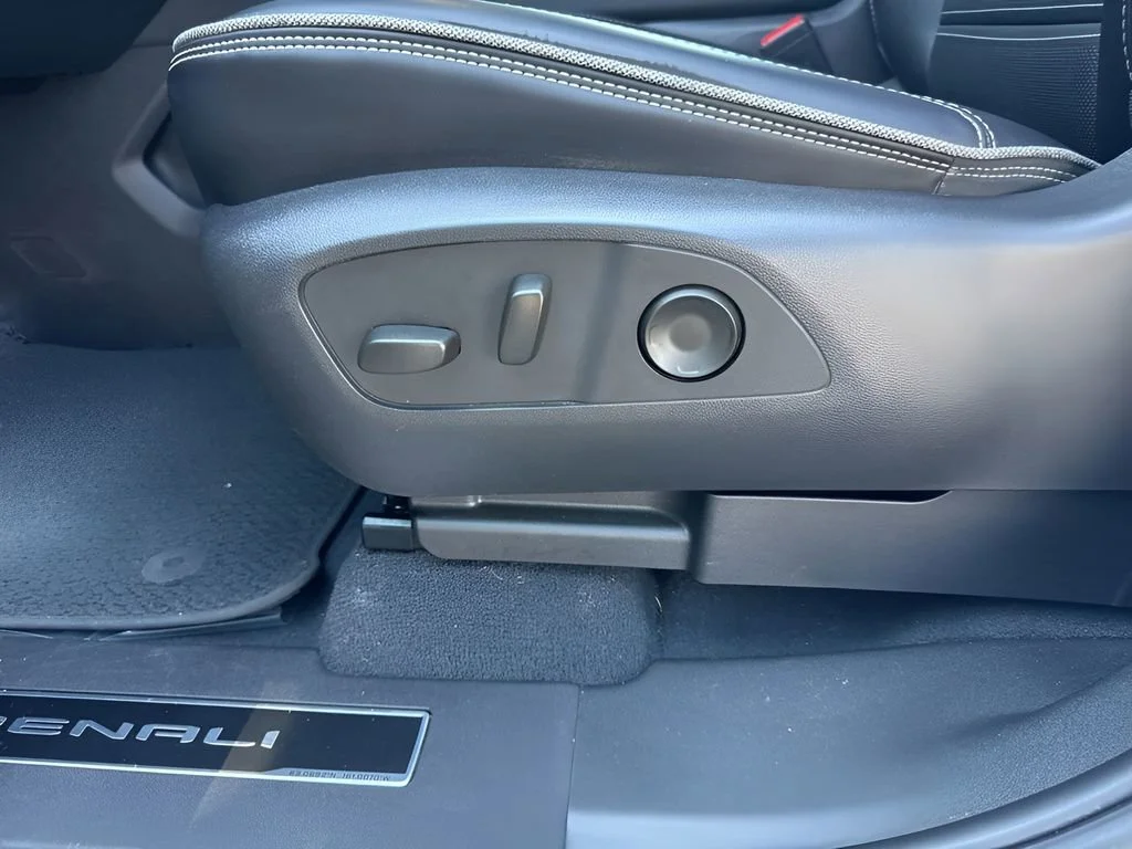 Used 2025 Summit White GMC Extended Range Denali image 11