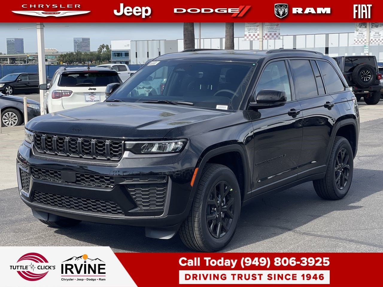 New 2026 Diamond Black Crystal Pearl-Coat Exterior Paint Jeep Laredo Altitude image 3