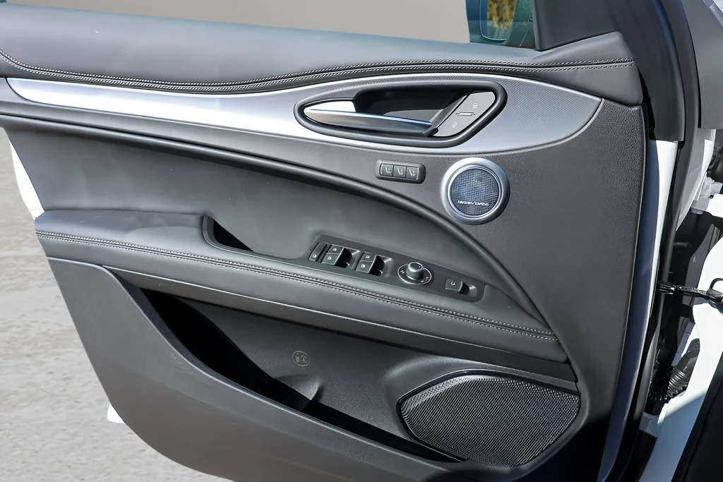New 2025 White Alfa Romeo Base image 19