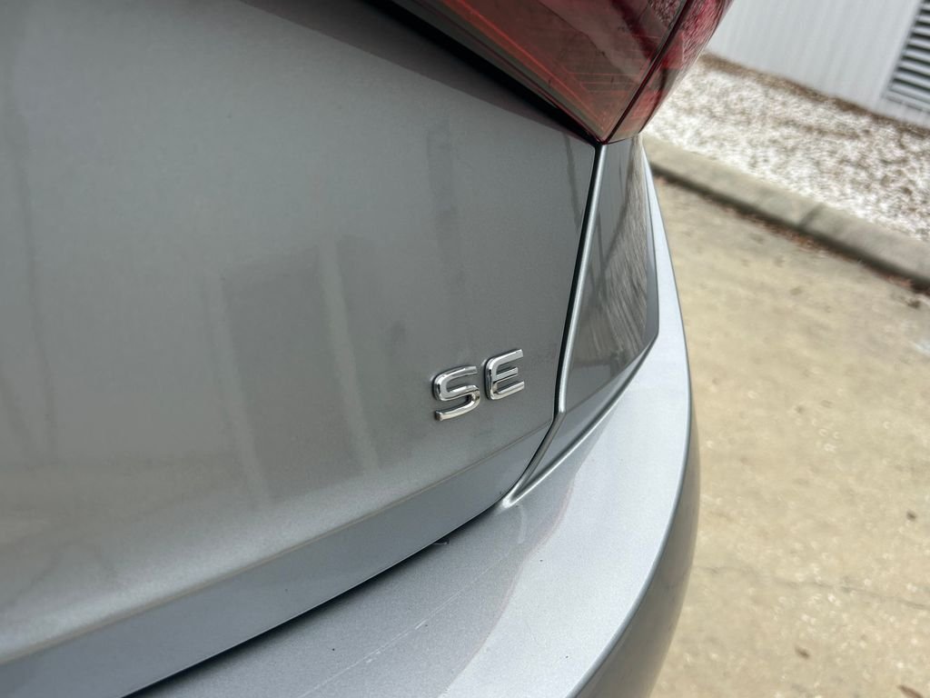 Certified Used 2025 Silver Volkswagen 1.5T SE image 31