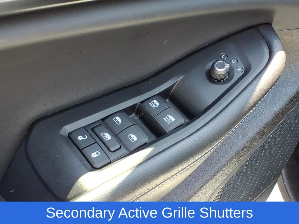 Used 2025 White/off-white Jeep Altitude image 19