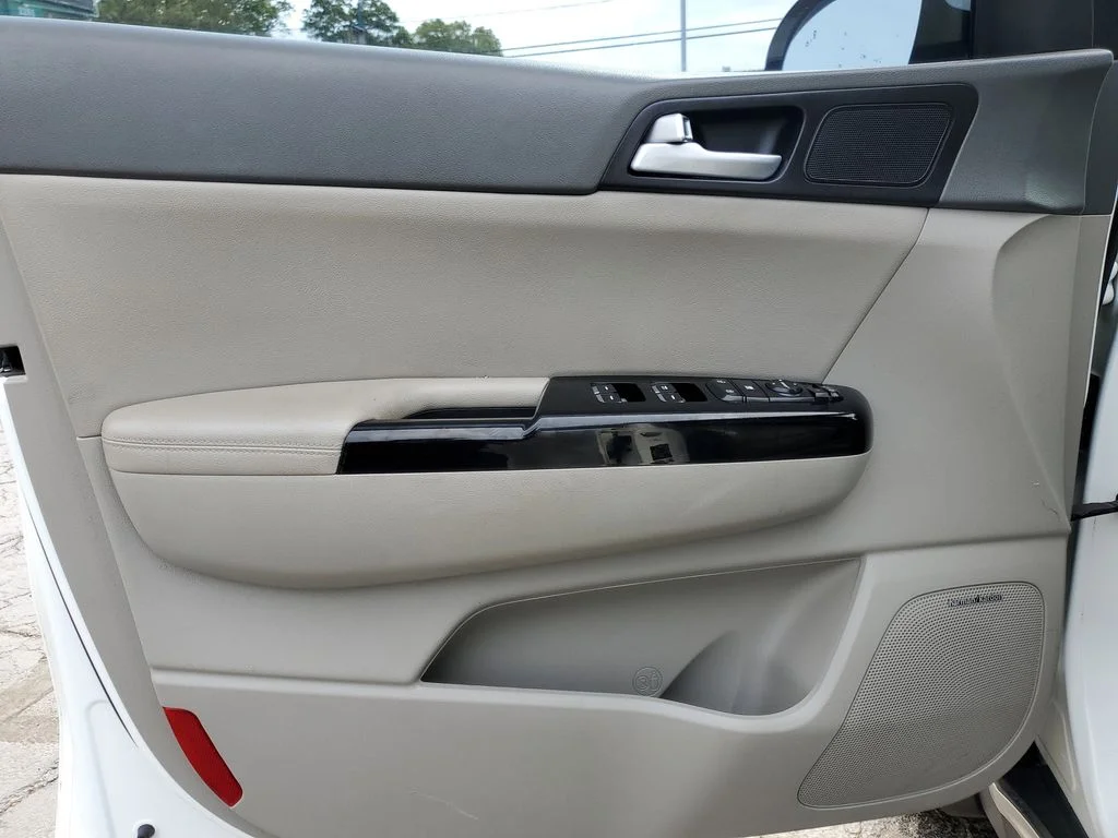 Used 2018 White Kia SX image 17