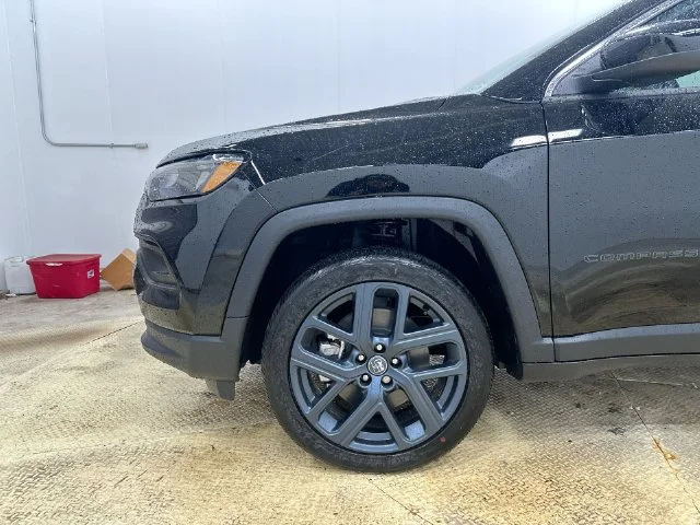 New 2026 Diamond Black Crystal Pearl-Coat Exterior Paint Jeep Latitude image 27