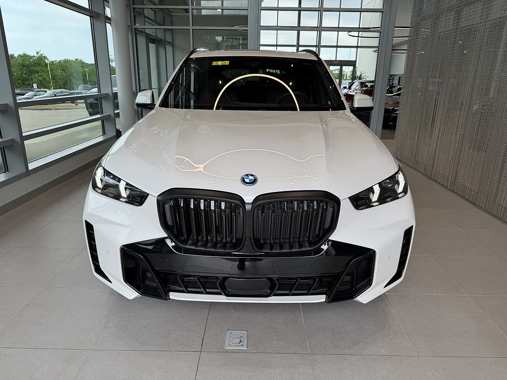 New 2026 Mineral White Metallic BMW xDrive50e image 2
