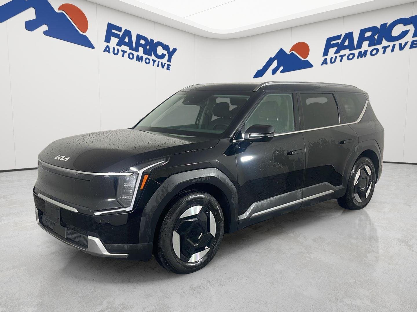 Used 2024 Aurora Black Pearl Kia Wind image 1