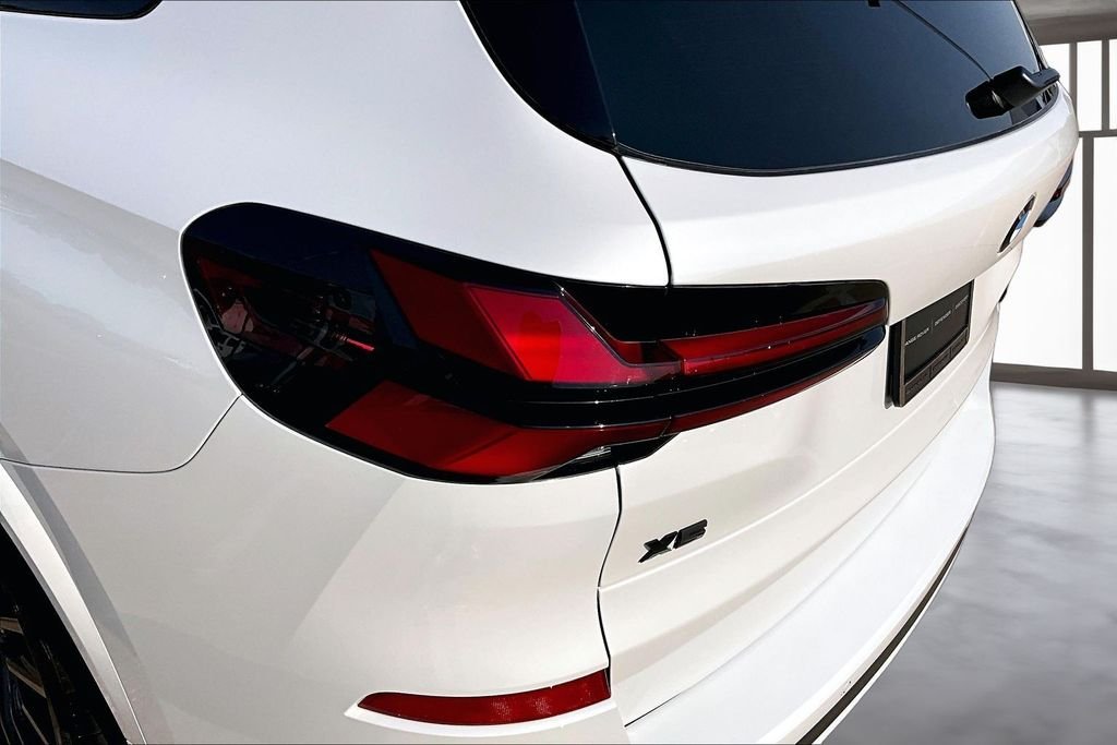 Used 2025 White BMW M60i image 30