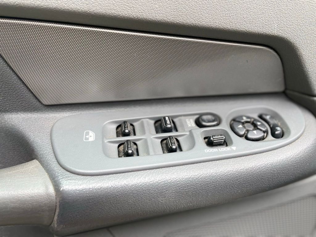 Used 2008 Bright Silver Metallic Clearcoat Dodge ST image 9