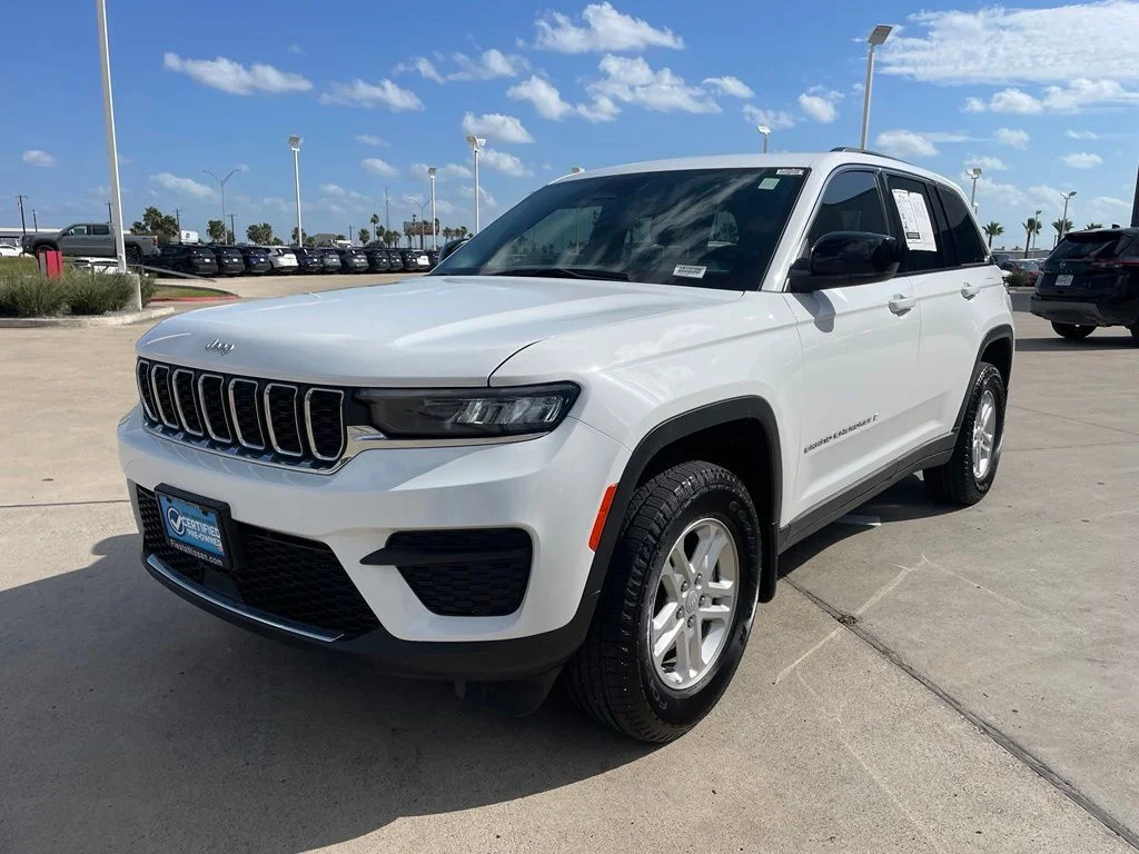 Used 2025 White Jeep Laredo image 4