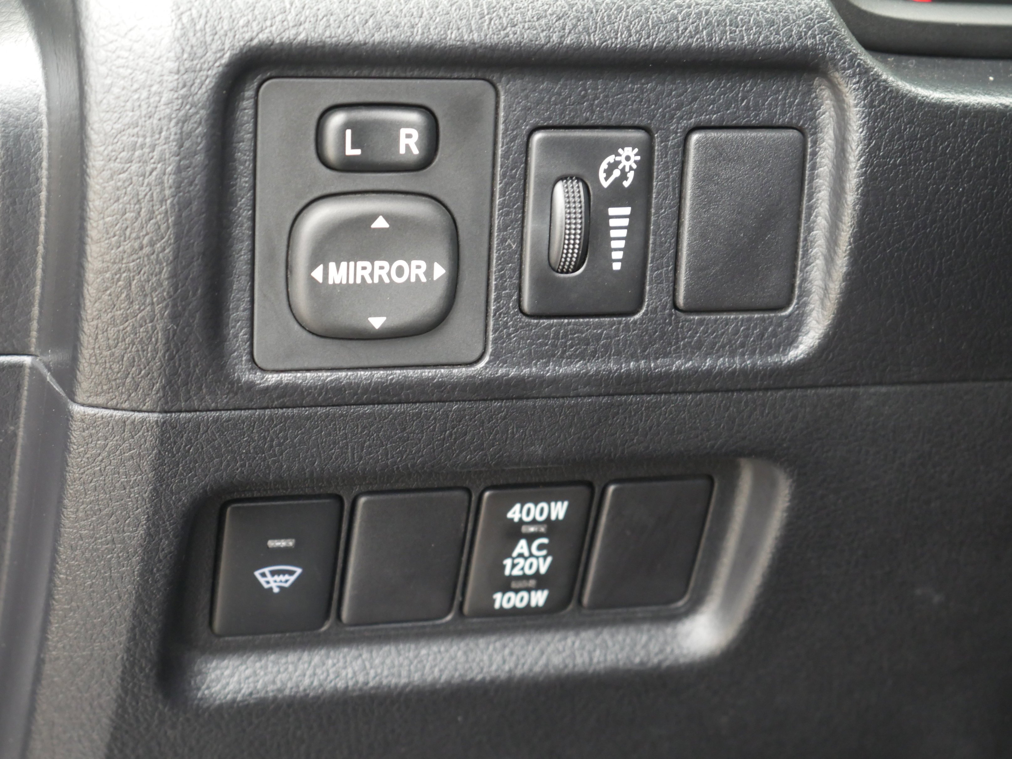 Used 2018 Classic Silver Metallic Toyota SR5 image 5