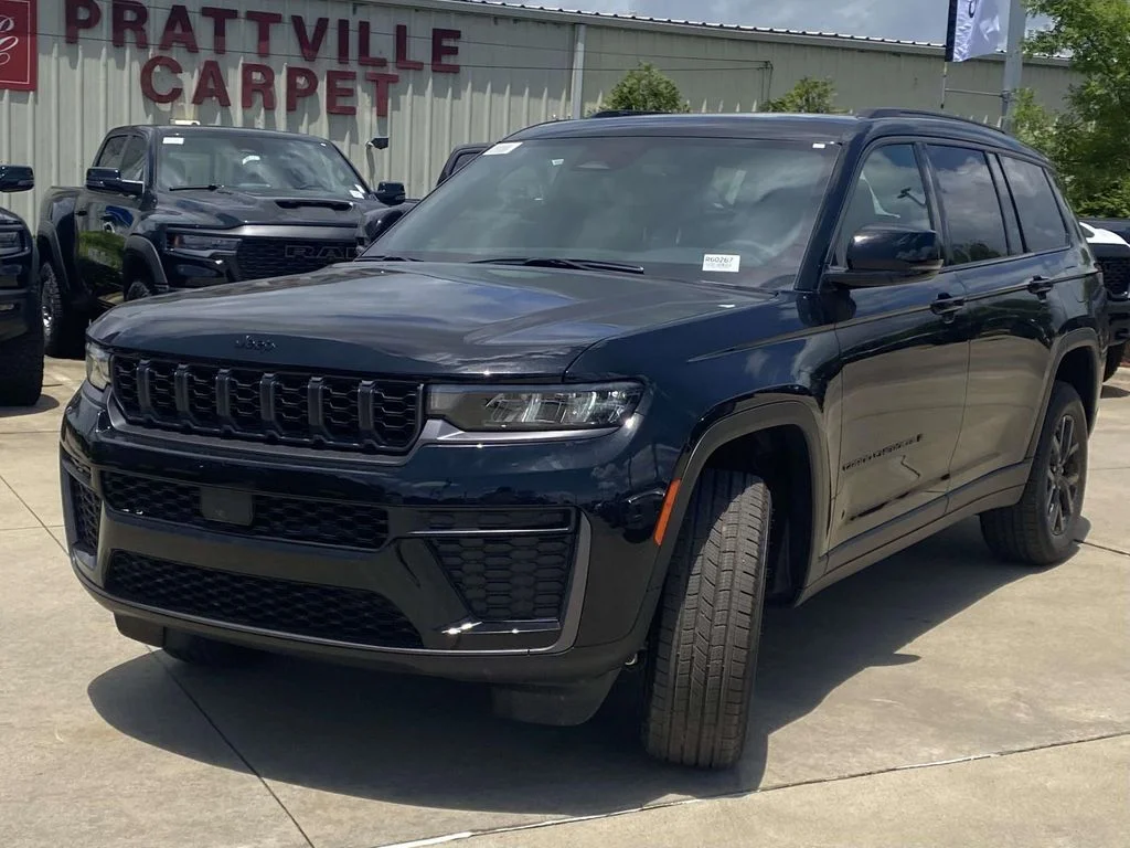 New 2026 Diamond Black Crystal Pearl-Coat Exterior Paint Jeep Laredo Altitude image 3