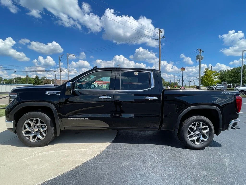 Used 2025 Onyx Black GMC SLT image 5