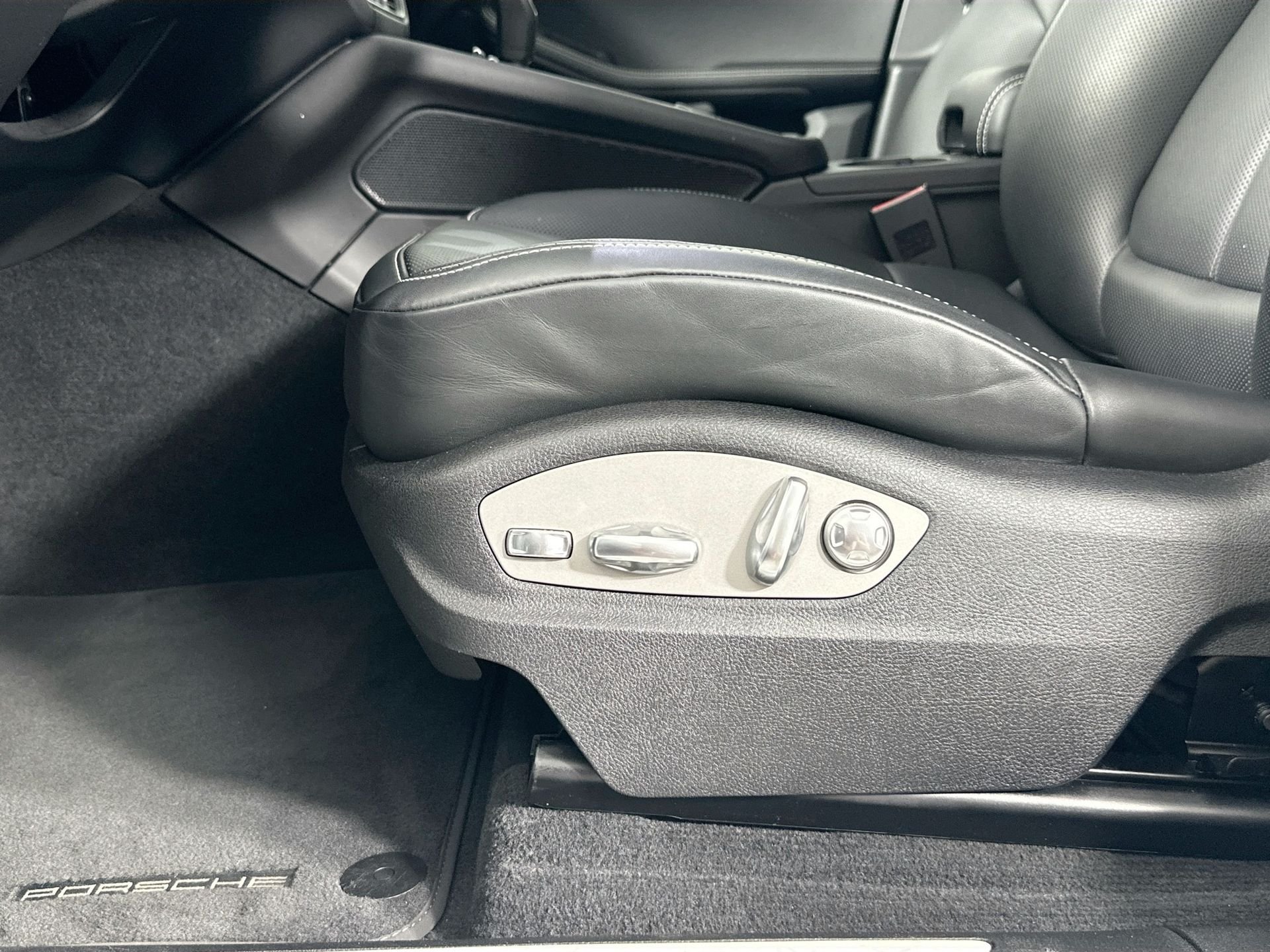2024 Porsche Macan S - Photo 34