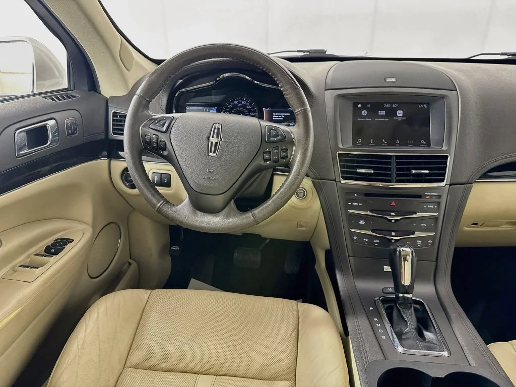 Used 2019 White Lincoln Standard image 27