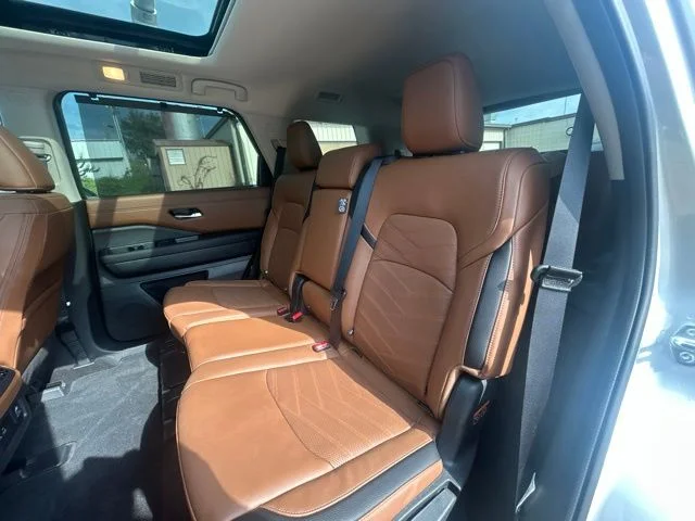 Used 2025 Silver Nissan Platinum image 16