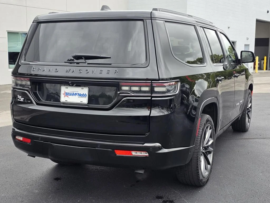 Used 2024 Diamond Black Crystal Pearlcoat Jeep Series III Obsidian image 7