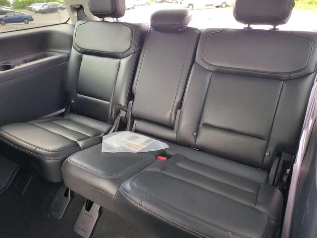 Used 2025 Silver Ford Platinum image 32