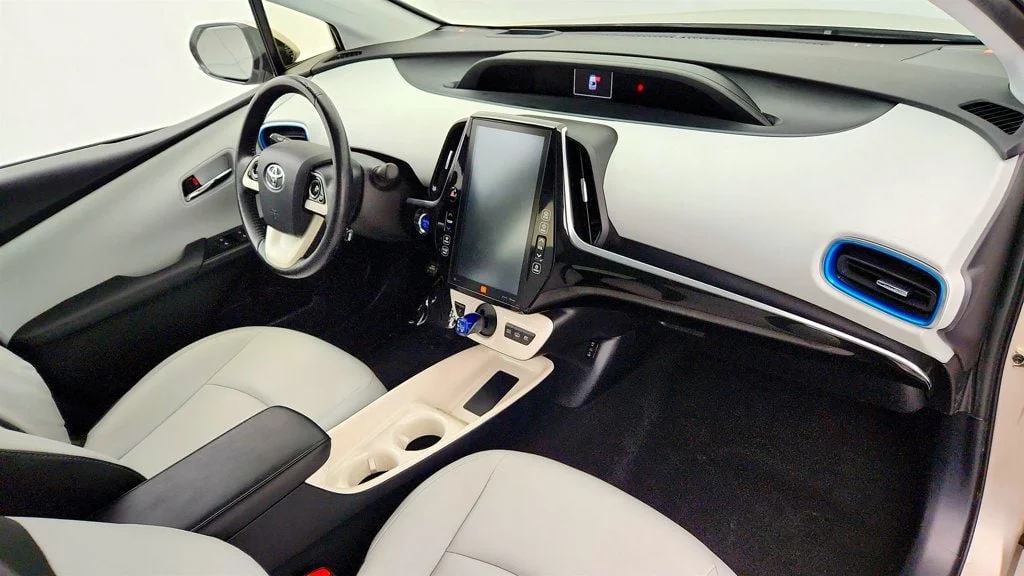 Used 2018 Titanium Glow Toyota Advanced image 24