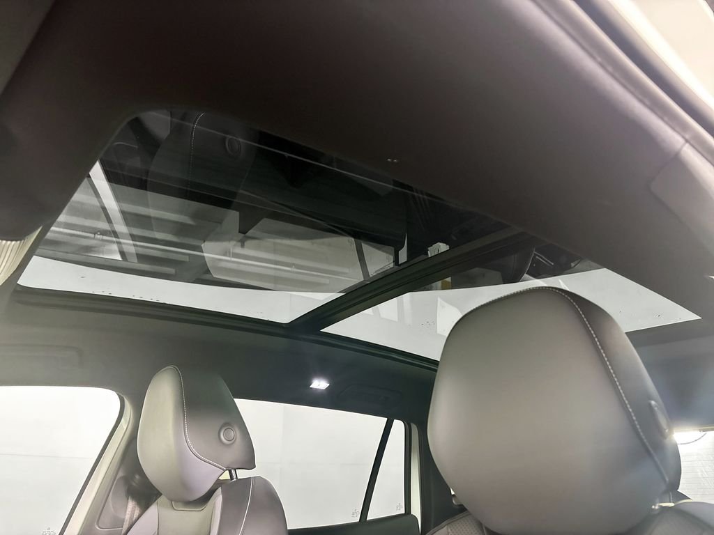 New 2025 Opal White Pearl Volkswagen 2.0T SE R-Line Black image 18