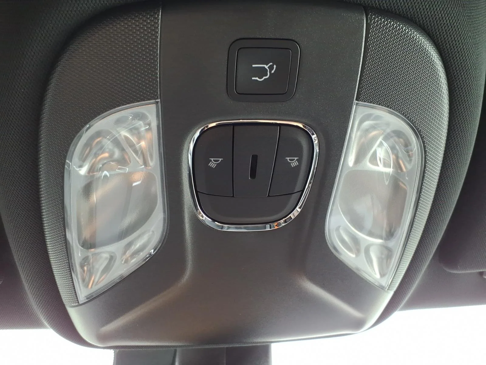 New 2026 Red Hot Pearl-Coat Exterior Paint Jeep Latitude image 11