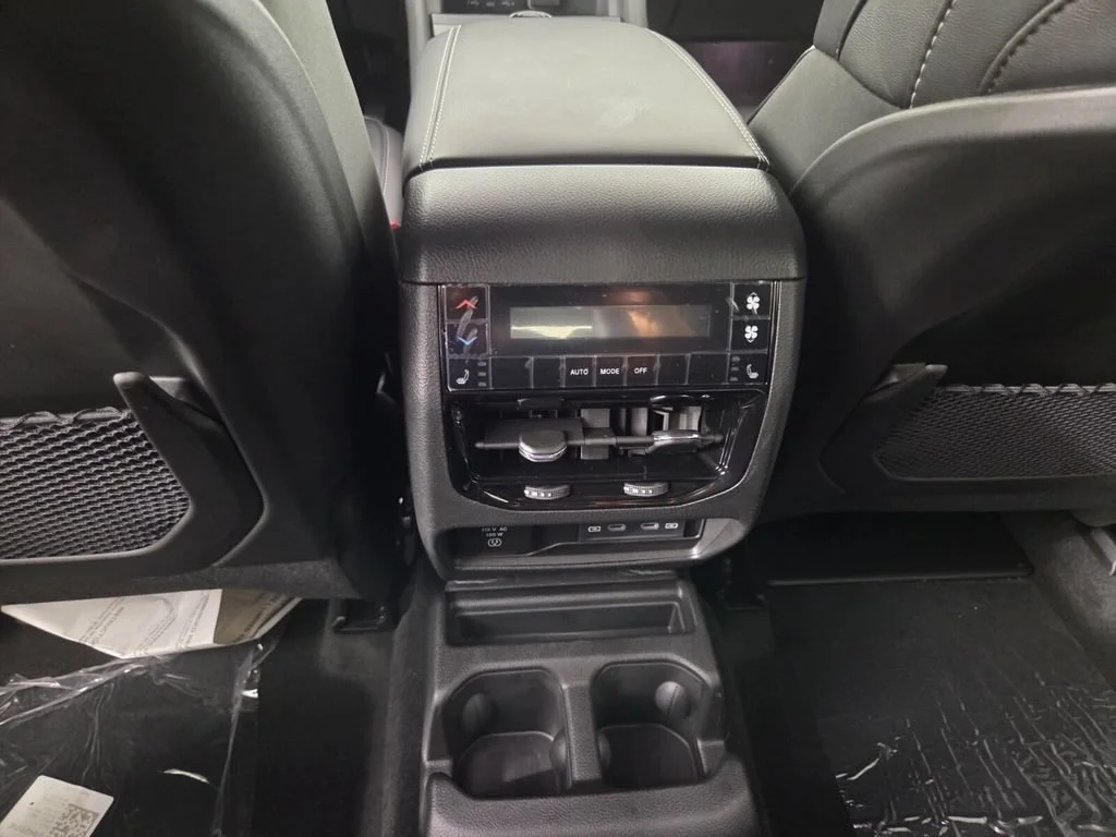 New 2026 Bright White Clear-Coat Exterior Paint Jeep Limited image 18