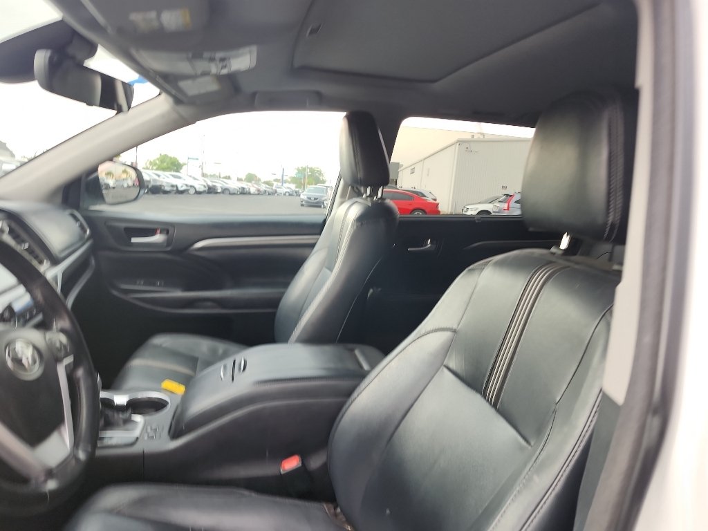 Used 2018 Blizzard Pearl Toyota SE image 16