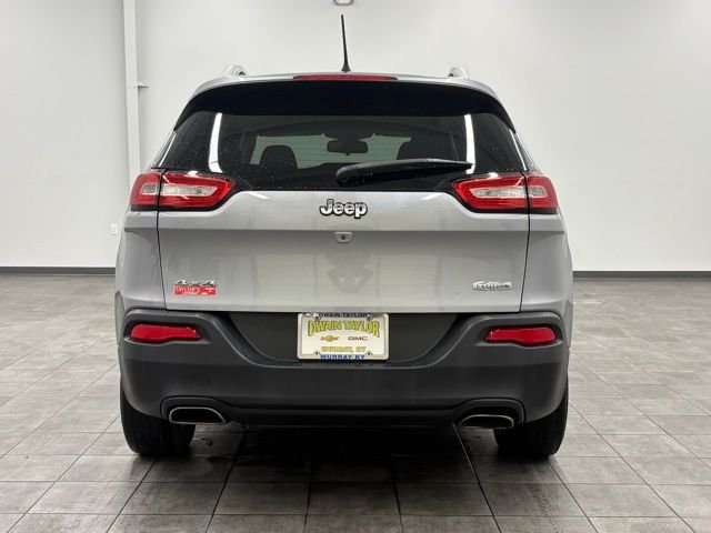 Used 2016 Silver Jeep Latitude image 3