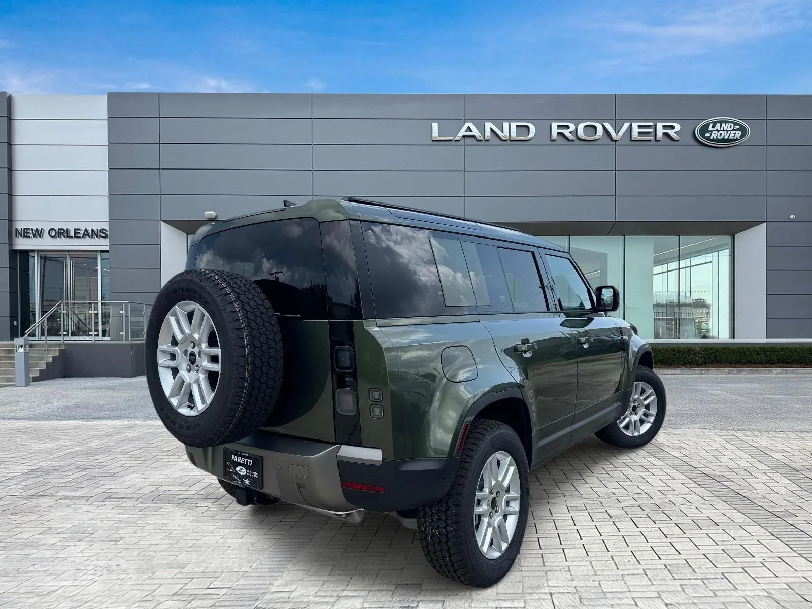 New  Green Land Rover S image 5