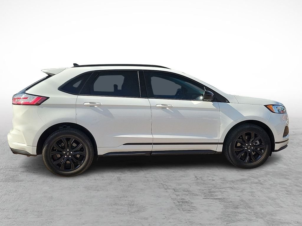 Used 2022 Oxford White Ford SE image 12